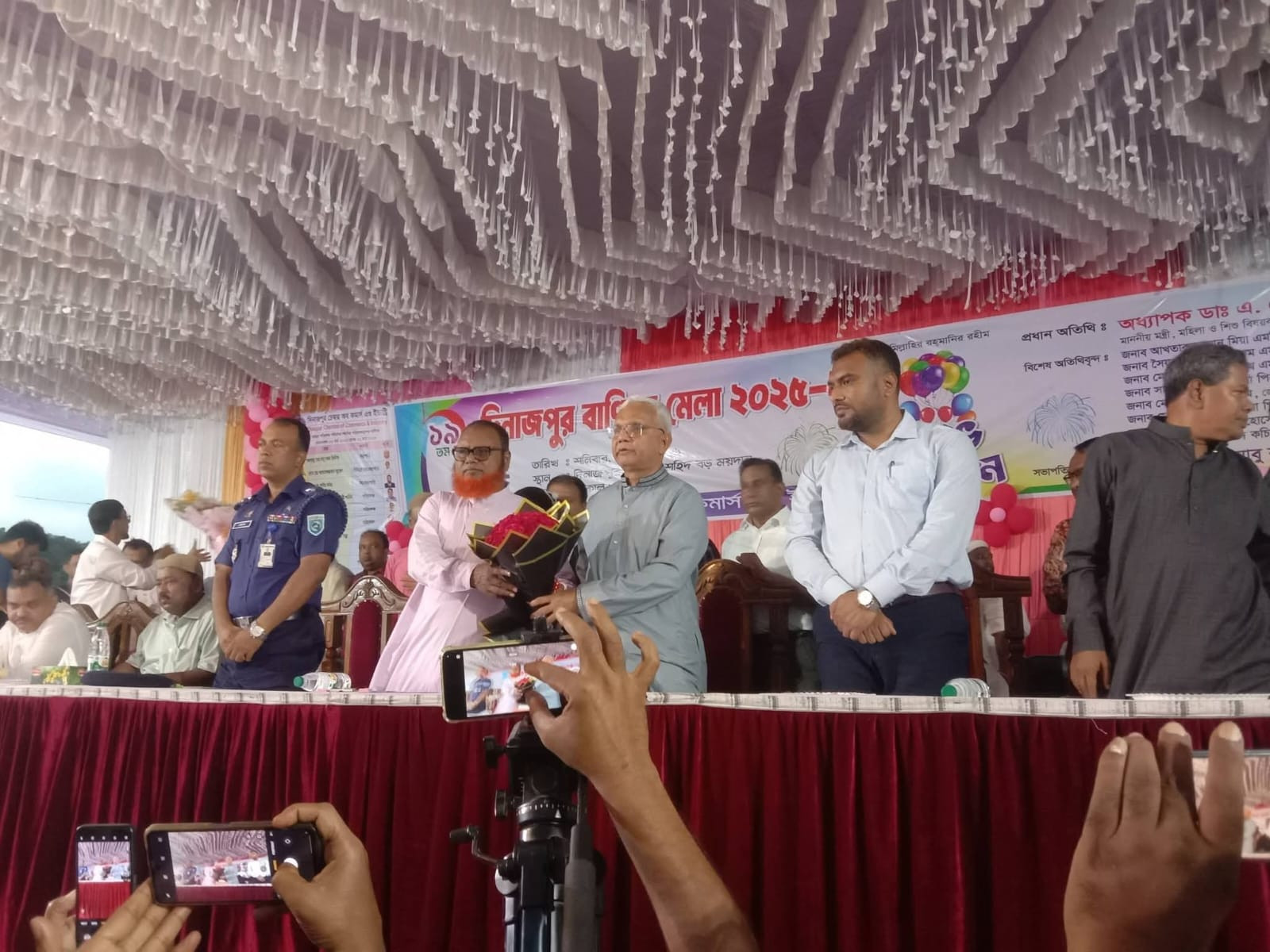 দিনাজপুর বাণিজ্য মেলা উদ্বোধন উপলক্ষ্যে মাননীয় মন্ত্রী মহোদয়কে ফুলেল শুভেচ্ছা